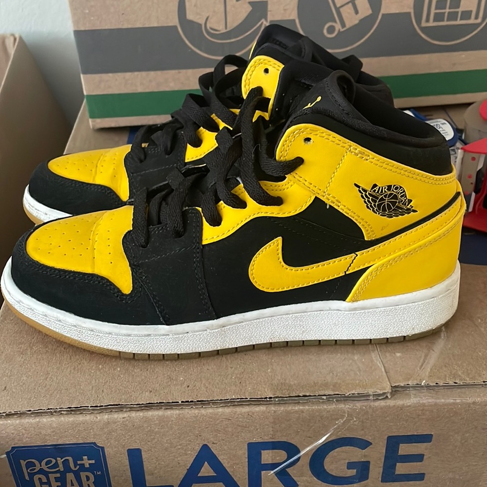 Mid Jordan 1’s